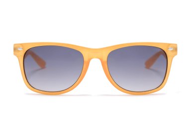 Güneş gözlüğü üzerinde beyaz izole şeffaf sarı çerçevesindeki