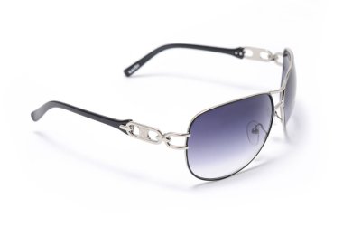 Güneş gözlüğü ile mavi üzerine beyaz izole bir demir çerçeve içinde cam