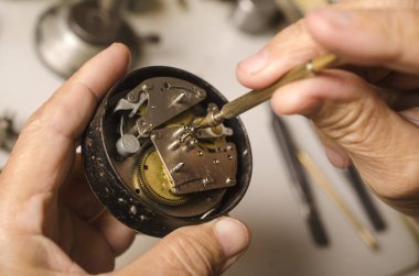 Mekanik saatler üzerinde beyaz izole tamiri