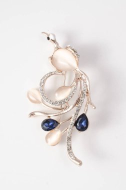 Altın broş yangın kuşla ay taşını ve üzerinde beyaz izole elmas