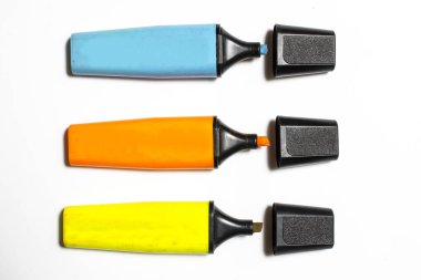 beyaz zemin üzerinde üç adet çok renkli marker