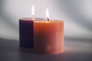 iki yanan mumlar pembe ve mor izole