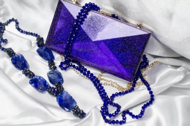 Bayan aksesuarlar ipek bir arka plan üzerinde kümesi