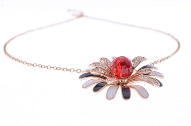 beyaz bir arka plan üzerinde çiçek kolye