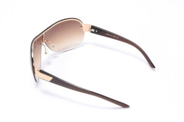 Metal çerçeve üzerinde beyaz izole içinde erkek güneş gözlüğü