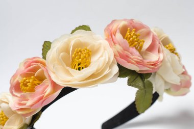 Beyaz bir arka plan üzerinde pembe çiçek çelenk