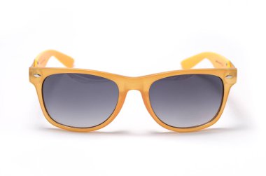 Beyaz arka plan üzerinde modern koruyucu güneş gözlüğü