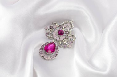 Broş pembe elmas üzerinde ipek izole