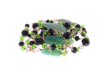 beyaz zemin üzerine yeşil kolye