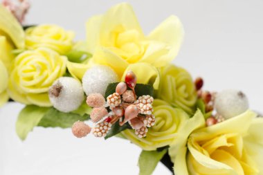 Beyaz arkaplanda sarı güller