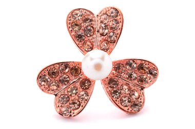 beyaz bir arka plan üzerinde pembe bir çiçek şeklinde broş