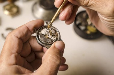 Mekanik saatler üzerinde beyaz izole tamiri