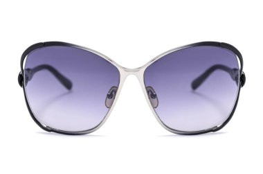 kahverengi cam üzerinde beyaz izole kadın güneş gözlüğü