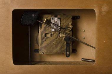 Eski masa saati içinden