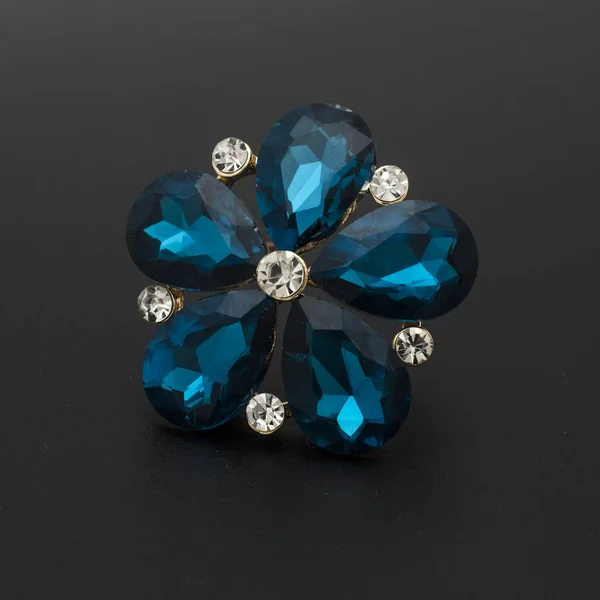 Broche Fleur Avec Des Pierres Bleues Isolées Sur Noir — Photo