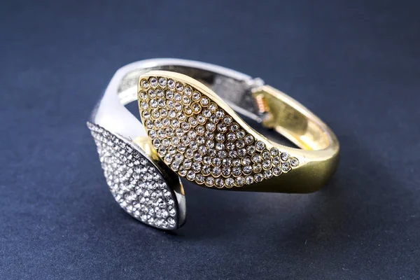 Armband Mit Diamanten Isoliert Auf Weiß — Stockfoto