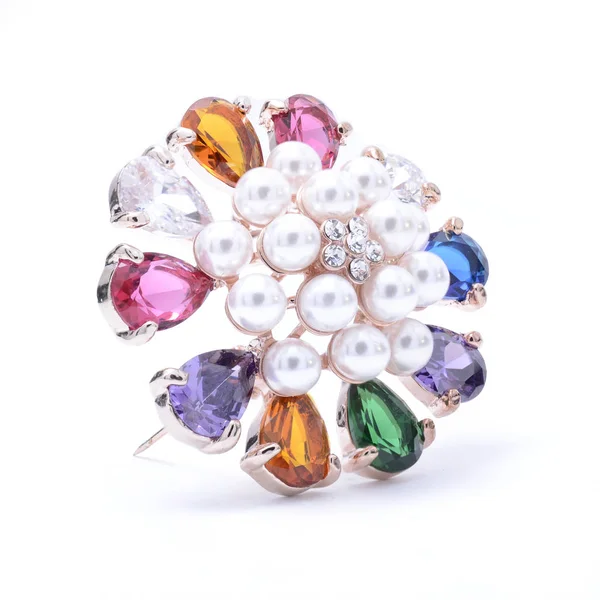 色の宝石と真珠白で隔離ラウンド ブローチ — ストック写真