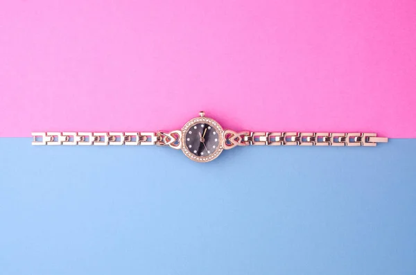 Reloj Pulsera Oro Las Mujeres Fondo Color —  Fotos de Stock