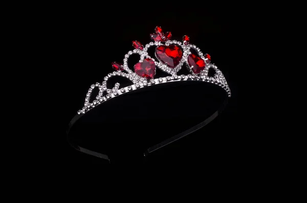 Couronne Argent Avec Des Cœurs Rubis Diamants Isolés Sur Noir — Photo