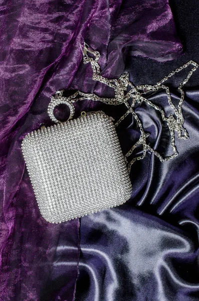 Weiße Clutch Eingelegte Diamanten Auf Seidenhintergrund — Stockfoto