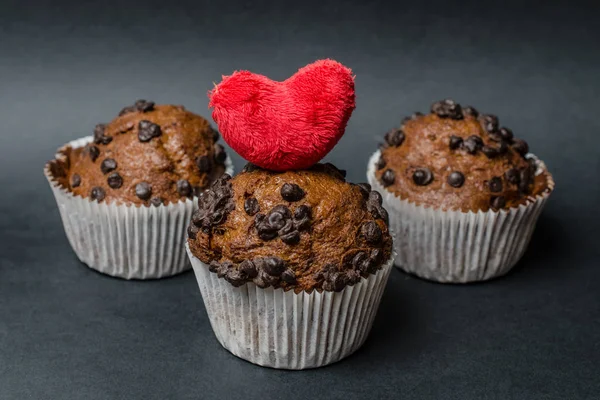 Muffins Chocolat Avec Cœur Sur Fond Sombre — Photo