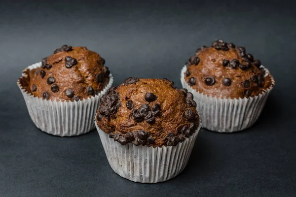 Chocolade Muffins Een Donkere Achtergrond — Stockfoto