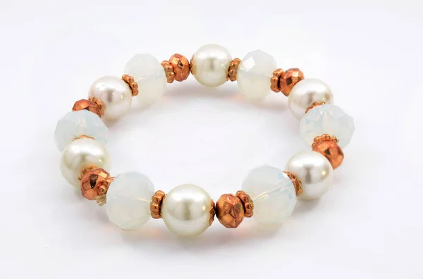 Bracelet Avec Perles Sur Fond Blanc — Photo