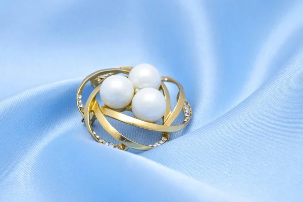 真珠とシルクに分離された宝石ゴールド ラウンド ブローチ — ストック写真