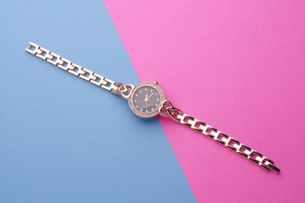 Reloj Pulsera Oro Las Mujeres Fondo Color — Foto de Stock