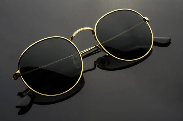 Runde Sonnenbrille Isoliert Auf Schwarz — Stockfoto