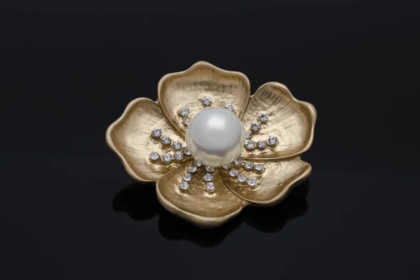 真珠とダイヤモンド ブラックの分離と金のブローチ花 — ストック写真