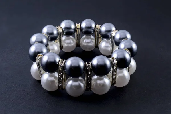 Bracelet Avec Perles Isolées Sur Noir — Photo