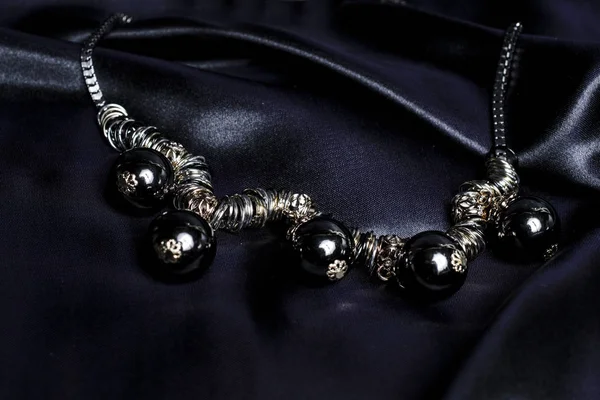 Halskette Mit Schwarzen Perlen Auf Seidenhintergrund — Stockfoto
