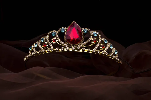 Золотая Корона Красным Рубиновым Камнем Изолированным Ткани — стоковое фото
