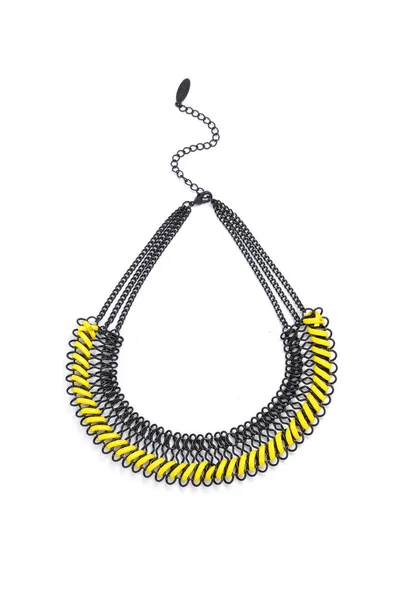 Collier Noir Jaune Sur Fond Blanc — Photo