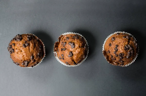 Trois Muffins Chocolat Sur Fond Sombre — Photo