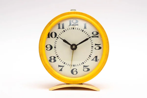 Antiguo Reloj Despertador Mecánico Amarillo Sobre Fondo Blanco — Foto de Stock