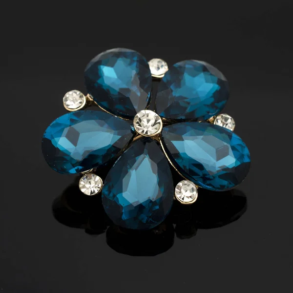 Brosche Blume Mit Blauen Steinen Isoliert Auf Schwarz — Stockfoto