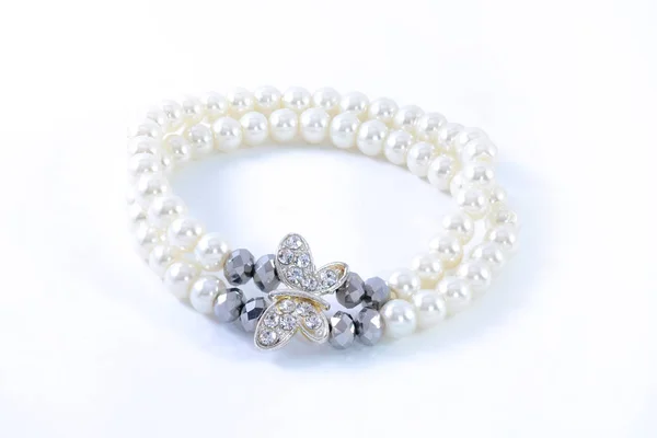 Bracciale Con Perle Ciondoli Isolati Bianco — Foto Stock