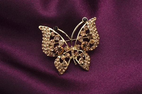 Брошь Бабочка Бриллиантами Изолированными Шелке — стоковое фото