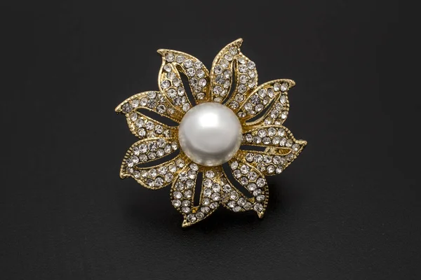 真珠と黒に分離された宝石の金のブローチ花 — ストック写真