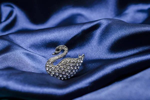 Broche Forma Cisne Sobre Ondas Seda —  Fotos de Stock