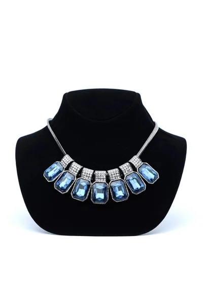 Halskette Mit Blauen Steinen Auf Schaufensterpuppe Isoliert Auf Weiß — Stockfoto