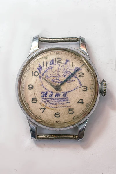 Alte Armbanduhr Auf Weißem Hintergrund — Stockfoto