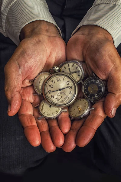 Reloj Las Manos Anciano Puñado Horas — Foto de Stock