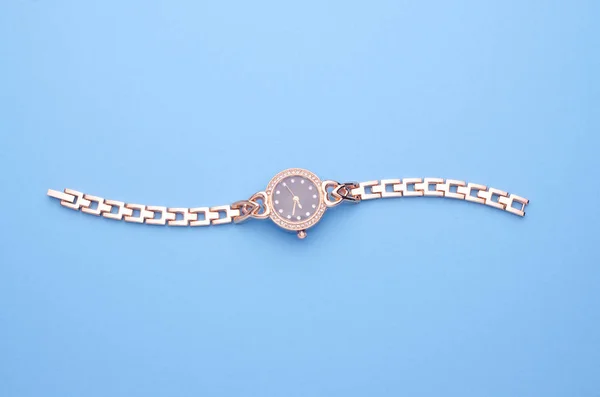 Women Gouden Pols Horloges Met Diamanten Geïsoleerd — Stockfoto