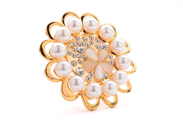 白い背景の上の真珠と金のブローチ — ストック写真