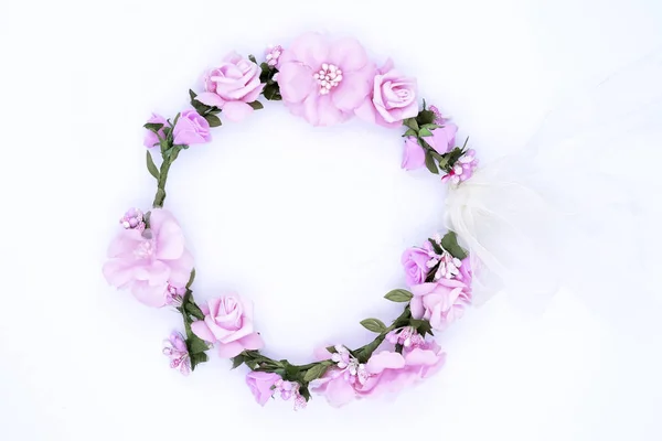 Coroa Flores Cor Rosa Fundo Branco — Fotografia de Stock