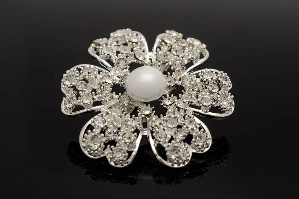 真珠とダイヤモンド ブラックに分離されたシルバー ブローチ花 — ストック写真