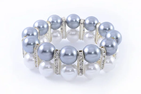 Bracelet Avec Perles Isolées Sur Blanc — Photo